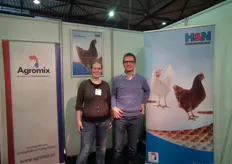 "Hanneke Spieker en Gert van Drie in de stand van Agromix. Het spotlight stond dit jaar op de H&N Brown Nick. Gert: "Deze kip past goed bij de biologische werkwijze, omdat hij niet zo heel 'stresserig' is."