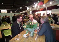 Jaap van Deelen (midden, Biomeerwaardekip) in gesprek met Jan Jaap Jantjes (voorzitter)en Maria Buitenkamp vam Biohuis.