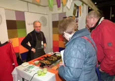 Jan-Bart van In van La vie est belle liet de bezoekers proeven van zijn biologische vegetarische burgers en aperitiefhapjes.