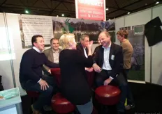 Gerrit Verhoeven (rechts) in een geanimeerd gesprek in de stand van de Organic Goatmilk Coöperatie.