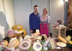 Marianne Ekkers en Ricky Wurth van Biokäsegroßhandel uit Neurenberg. Bij hen zijn meer dan 500 soorten biologische kaas- en vleesproducten verkrijgbaar.