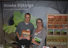 Arien de Korte en Harmien Haan poseren trots met de boeken van Rineke Dijkinga/Natuurlijke Geneeswijzen