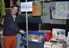Roel van Vliet serveert oesters voor bezoekers. Hij vertegenwoordigde Goede Vissers en Proeflokaal 'tAiland Lauwersoog