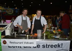 De chefkoks Josua Oechies en Wouter Lanjouw van Restaurant Vidiveni uit Zwolle trakteerden de bezoekers op heerlijke lekkernijen