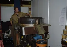 Sten Sipkens van Abrahams Mosterdmakerij maakt huisgemaakte mosterd tijdens de beurs