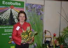 Annelies Timmerman van Ecobulbs met een bosje biologische geteelde tulpen