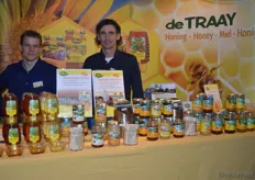 Sjoerd van Hemert en Aart Jansen van de Traay bij de vele variaties honingproducten
