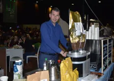 Emile Harsta laat de bezoekers biologische koffie van Boot Koffie proeven