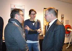 Niek Vedelaar van Nautilus (rechts) heet de gasten van het Duitse Lehmann Natur van harte welkom. Links Fred Boots.