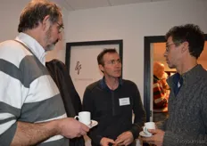 Rob Verduijn van Nautilus (midden) in gesprek met Aalt Westra (bio-akkerbouwer uit Dronten) en Henk Klompe van biologisch akkerbouwbedrijf De Belofte.