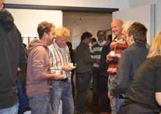 De biologische kastelers zochten elkaar op na afloop van de vergadering (voorafgaand aan het symposium). Van links naar rechts: Gert van Brakel, Frank de Koning, Rob van Paassen, Peter Brul (lid van de Raad van Commissarissen van Nautilus) en Ruud van Schie.