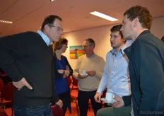Han Kavelaars (links) met Nautilus-stagiaire Menno Schutter en Thijs Geerse van Biologisch Landbouwbedrijf Geerse.