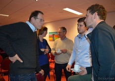 Han Kavelaars (links) met Nautilus-stagiaire Menno Schutter en Thijs Geerse van Biologisch Landbouwbedrijf Geerse.