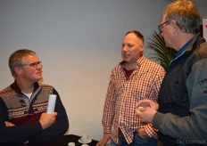 Nautilus-telers Herman Leijten en Johann Krops met Roel Bosma van OVG (Ondernemers Vereniging Groendorpen).