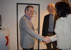 Jan Sweere (Nautilus Organic) heet Wil van Hoojdonk (BAN - Bedrijven Actief Noordoostpolder) en Willemien van Putten (voorzitter van Ondernemers Vereniging Groendorpen) welkom.