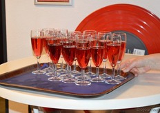 Deze drankjes staan klaar voor de toast buiten na de onthulling van het Nautilus-logo.