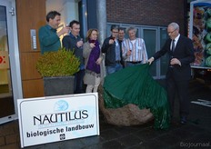 Het was zowaar vrijwel droog bij de onthulling van het Nautilus-logo. De bestuursleden heffen alvast het glas.