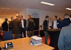 Naborrelen in het kantoor.