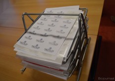 Herkenbare stickers liggen klaar voor gebruik.