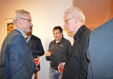 Jan Groen (Green Organics) met Bart Fokkens (voorzitter Centrum Biologische Landbouw). In het midden biologische kasteler Ruud van Schie.