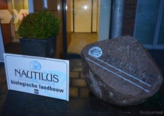 Te herkennen aan de steen met het logo.