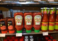 En Heinz. Naast de Heinz tomato ketchup is staan ketchups van 'biologische supermarktmerken' Smaakt en Bio-time.