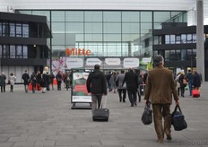 Een stroom bezoekers loop naar de ingang van BIOFACH 2015.