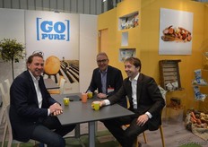 Pascal Camps van Camps Food in gesprek met de mannen van Yellow Chips: Vincent van Gorkom en Jesse 't Lam. Achterin de stand het nieuwe beeld van Go Pure, met het aardappelmeisje met de blauwe laarzen.