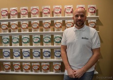 "Paul Visser met de quinoaproducten van Paul's Quinoa. Het gaat goed met het bedrijf: "Onze producten zijn al verkrijgbaar in Europa, het Midden-Oosten en Azië. In alle werelddelen zijn inmiddels al de eerste contacten gelegd. We hebben de hele keten in eigen beheer, importeren zelf rechtstreeks van de teler vandaan. Het hele jaar door zit één van onze collega's in Peru."