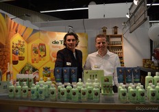"Aart Jansen en Sjoerd van Hemert in de stand van De Traay. Ze presenteerden onder meer de nieuwe mannenlijn van Bee Natural die waarschijnlijk medio maart geïntroduceerd zal worden. Aart: "Dit is uniek in de natuurvoeding, het gaat om drie verschillende verzorgingsproducten voor mannen. Er komen ook twee soorten babyshampoo en kindershampoo aan." De verzorgingsproducten van Bee Natural zijn het afgelopen jaar in een nieuw jasje gestoken."