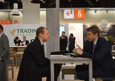 Rafal Taciak (links), commercieel directeur cacao bij Tradin Organic, in gesprek over de cacao-verwerkingsfabriek Crown of Holland.