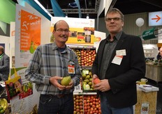 "Harmen Peters en Wim Stoker in de stand van Biofruit/Smilefruit. Harmen: "Het draait in onze stand echt om het product. We hebben ook nieuwe posters laten maken."