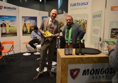 Bareld Kootstra van Global Fruit en Jan Fleurkens van Mongozo in de gecombineerde 'Fairtrade-stand'. Jan liet bezoekers proeven van het nieuwe biologische, glutenvrije en fairtrade gecertificeerde witbier 'Mongozo Buckwheat White'.