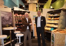 Albert Roozendaal en Wolter Prins in de combinatiestand van Commandeur Ekovlees en World Wide Cheese. Rechts konden de bezoekers onder meer proeven van de biologische rookkaas.