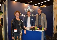 "Emmy Rood-Zelhorst, Barry Raadschelders en Han Kavelaars van Nautilus Organic. Emmy: "We merken nu al dat er een heel ander publiek op deze beurs afkomt. Op de Bio-beurs spreken we vooral onze telers en hier juist vooral de kopers."
