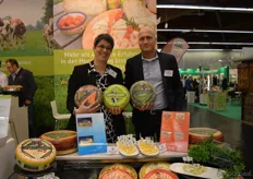 Marja Bastiaansen en Klaas Hokse tonen de nieuwe kazen van Bio Kaas. Nieuw zijn o.a. kaas met hennep, coco cabana (kokos) en met pompoenpitten.
