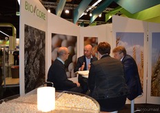 Marco Molier (midden) in gesprek in de stand van BioCore.