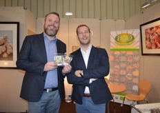 "Stephan Compagner en Peter Barnhoorn van High Quality Organics. Stephan: "We stonden vorig jaar voor het eerst op de BIOFACH en dit bleek voor herhaling vatbaar." Hij toont de nieuwe boerenkoolpoeder ("Dit is de nieuwe superfood.") en een zoutloze seasoning voor vlees."