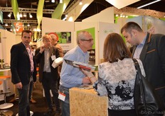 René Luyten (midden) van vQm Packaging BV demonstreert hoe zij producten vacuüm kunnen verpakken. Links op de achtergrond Edwin Willemsen.