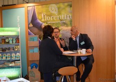 Benny Moshel (rechts) van Florentin BV. Zij presenteerden een nieuwe wortelsalade. Het bedrijf gaat binnenkort verhuizen naar een nieuw pand.