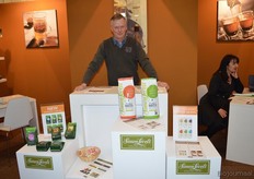 "Rob Sikkema presenteerde de nieuwe kiloverpakkingen koffie van Simon Lévelt. "Hiermee focussen we ons op de zakelijke markt." Links zijn de nieuwe verpakkingen van de losse thee te zien. "Deze thee maken we nu weer zelf."