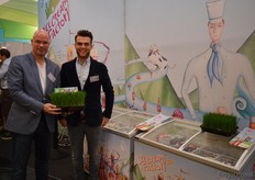 "Errol Britt en Danny Schüttler presenteerden het nieuwe ijsje van Ice Cream Factory, met tarwegrassap, vruchten en kokosmelk. "De eerste reacties zijn lovend", aldus Errol."