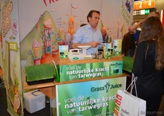 Nick Sluijter van Grass2Juice kreeg de kans om zijn tarwegrassap te laten proeven in de stand van de Ice Cream Factory.