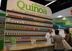 Mark Kadee met achter hem de nieuwe producten van Nature Crops, onder meer: quinoarepen, Italiaanse pasta's, 'instant soup'.