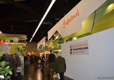 Het Holland Paviljoen, met daarop uiteraard een verwijzing naar Nederland als 'Country of the Year'.