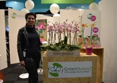 "Vivien Zweekhorst met de biologische Phalaenopsis orchidee van GreenBalanZ. Het bedrijf mag zich als enige bloeiende kamerplantenteler in Nederland 'biologisch' noemen. "We zijn benieuwd of de bio-consument een meerprijs over heeft voor producten die niet door de mond gaan."
