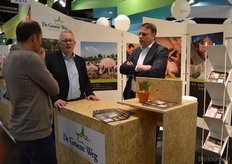 Allard Bakker en Ronald Roenhorst van De Groene Weg. De stand heeft een nieuwe uitstraling gekregen vergeleken met andere jaren.