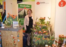 Annelies Timmerman met de biologische bloemen en bloembollen van Ecobulbs.