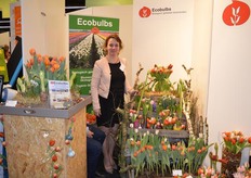 Annelies Timmerman met de biologische bloemen en bloembollen van Ecobulbs.