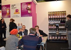 Jetse Schokker en Rob van Santen van IDorganics aan tafel in gesprek.